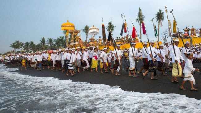 Upacara Melasti pada Setiap Hari Raya Nyepi Sebagai Simbol Ritual Penyucian Alam dan Jiwa Bagi Umat Hindu Bali
